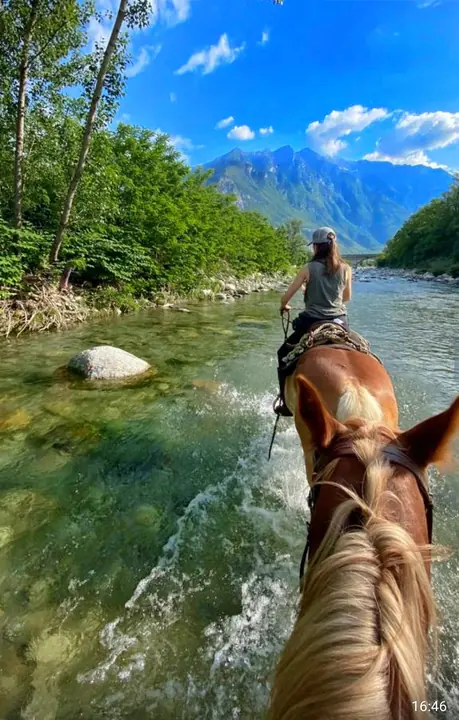In sella dentro il fiume, tra gli spruzzi